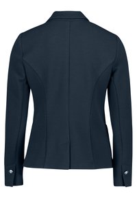Granatowa marynarka o dopasowanym kroju, z wyciętym kołnierzem i długimi rękawami. Wykonana z teksturowanej tkaniny i z guzikowymi mankietami z metalowymi akcentami.