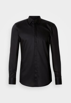 Camisa preta de mangas compridas com botões, feita de tecido suave. Apresenta uma gola clássica, pala frontal com botões e punhos contrastantes.