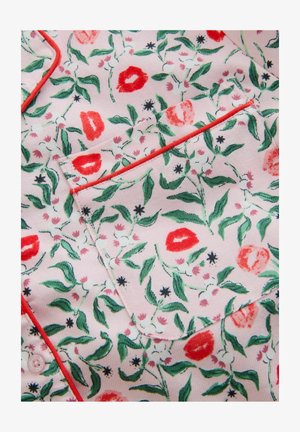 Rostlinný vzor na látce v růžové s červenými, zelenými a černými akcenty. Obsahuje kapsu s červeným prošíváním a jemnou texturou.