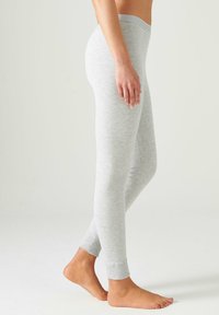 Leggings in cotone grigio con design aderente, texture liscia e polsini lunghezza caviglia. Senza motivi visibili o dettagli in metallo.