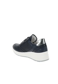 Sneaker blu navy con un design in pelle liscia e rete, cappuccio del tallone metallico argento, punta arrotondata e suola intermedia bianca.