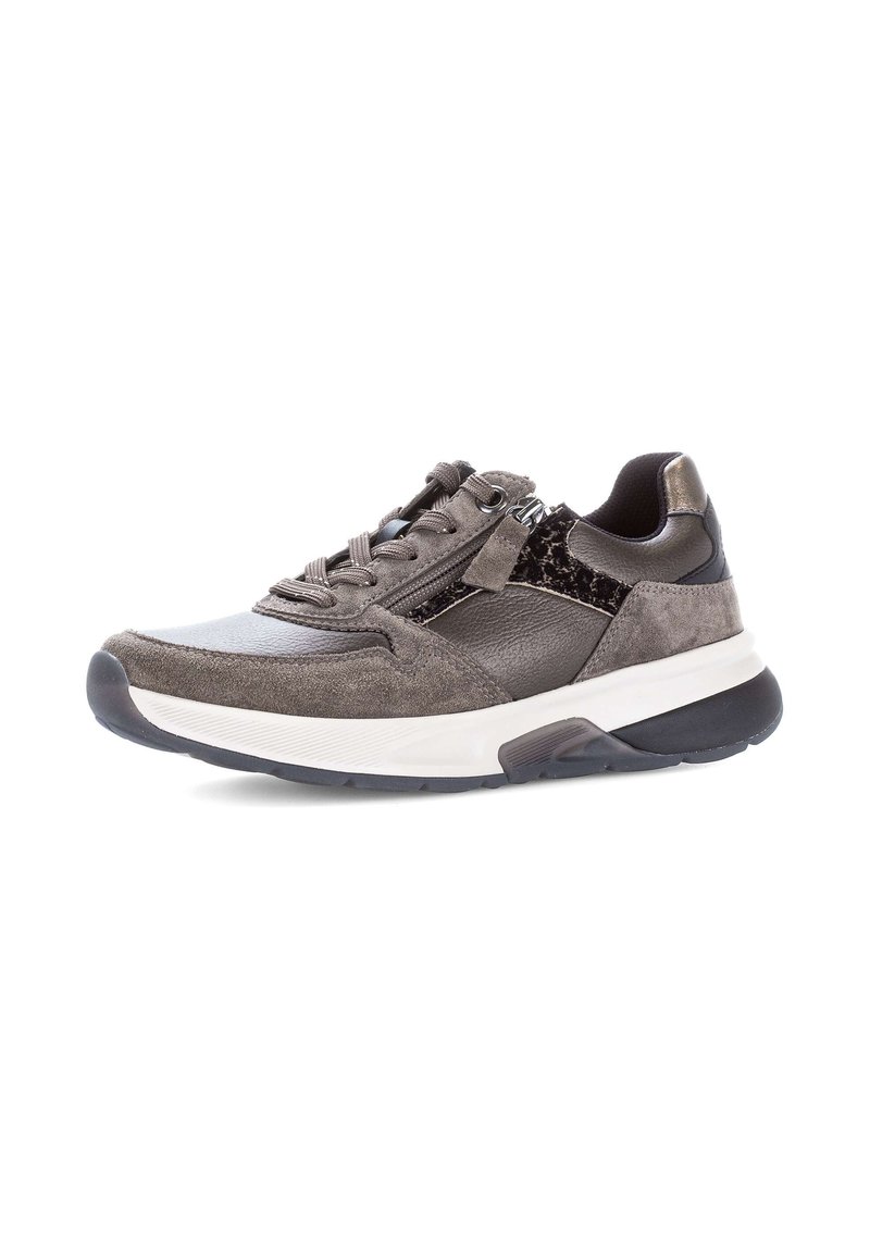Sportsneakers in grijs suede en leer, met een gestructureerde bruine accenten, vetersluiting, en een dikke witte zool met zwarte tread.