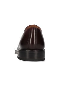 Scarpa da uomo in pelle marrone con punta tonda, tacco basso e rivestimento interno a contrasto. Presenta una finitura liscia e lucida con dettagli cuciti.
