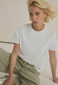 Next Triko s potiskem - white