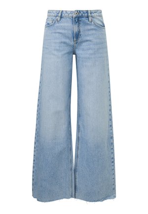 Jean en denim bleu clair à jambes larges, taille haute, avec bouton frontal, fermeture éclair, poches latérales et ourlet brut effiloché.