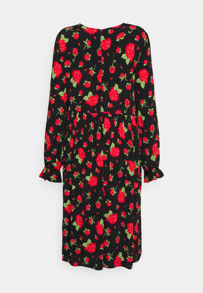 Zwarte jurk met een rode rozenbloemprint, lange mouwen met ruches aan de manchetten, ronde hals en een geplooide taille voor een vloeiende silhouette.