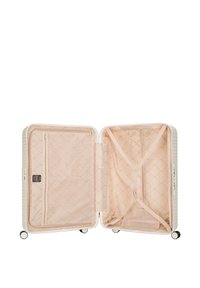 Valise rigide avec un extérieur blanc texturé, un revêtement matelassé rose, une poche en maille et des sangles croisées pour un rangement sécurisé.
