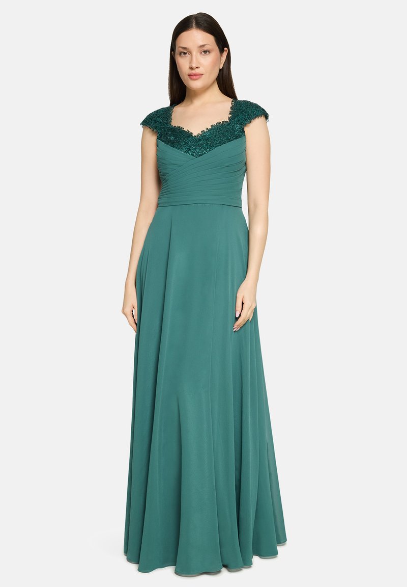 Robe de soirée sans manches couleur sarcelle avec un décolleté en dentelle texturée, un corsage ajusté et une jupe fluide qui descend jusqu'au sol.