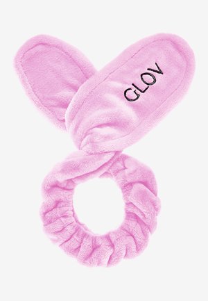 Fascia per capelli rosa in morbido tessuto con design ad orecchie di coniglio e la parola "GLOV" ricamata, e una base a scrunchie circolare per una vestibilità sicura.