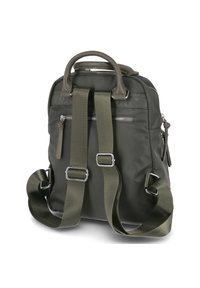 Zaino in nylon verde con doppie maniglie superiori, spallacci regolabili e tasche anteriori con zip. Texture liscia con dettagli in metallo argentato.