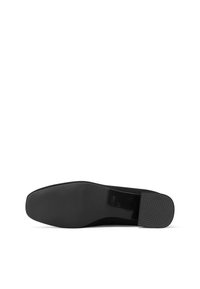 Suola di scarpa nera con una superficie liscia e piatta e un tallone texturizzato. Caratterizza un design minimale e una forma rettangolare per un aspetto versatile.