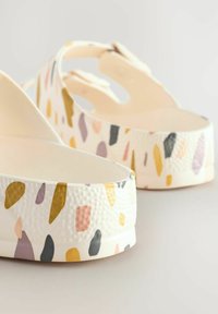 Next REGULAR FIT - DOUBLE BUCKLE - Natikači - white terrazzo printed
