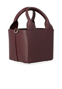 Klein vierkant donkerburgundy leren handtasje met dubbele afgeronde handvatten en zilverkleurige metalen voetjes aan de onderkant.