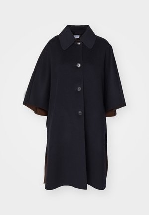 Cappotto in misto lana nero con ampio colletto, dotato di chiusura frontale a bottoni e maniche corte. Le fessure laterali rivelano un rivestimento marrone.