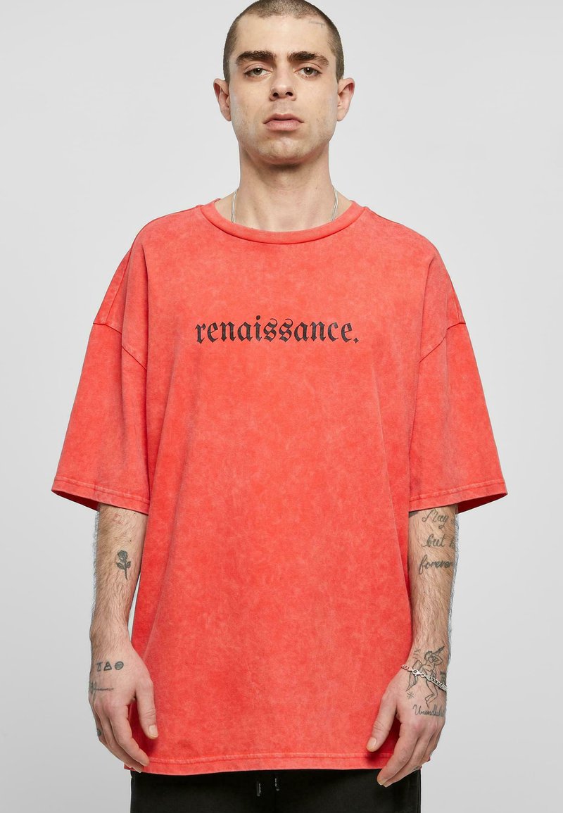 Ülemõõdulise, lühikeste varrukatega T-särk tuhast korallist, millel on must tekst "renaissance." Pehme kangas, mugav lõige ja ümar kaelus.