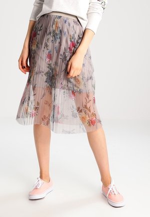 Jupe midi plissée en tulle transparent à motif floral avec une taille ajustée. Présente une base grise clair douce et des accents de fleurs colorées.