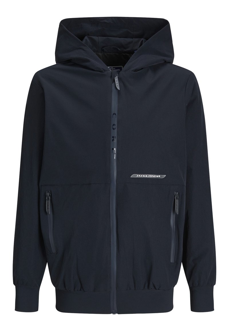Veste à capuche navy avec fermeture éclair frontale, poignets élastiques et deux poches latérales au fini élégant. Le matériau semble léger et lisse.