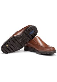 Scarpe slip-on in pelle marrone con dettagli cuciti, suole in gomma e soletta imbottita per il comfort. Design unico dell'accento sul tallone.