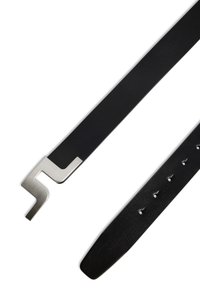 Svart läderbälte med en slät yta. Har en silvrig metallspänne med en kantig design och flera justeringshål längs bandet.