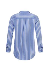 Camisa de manga larga en azul claro con rayas verticales blancas. Presenta un cuello estándar, puños con botones y un dobladillo redondeado. Textura de tela suave.