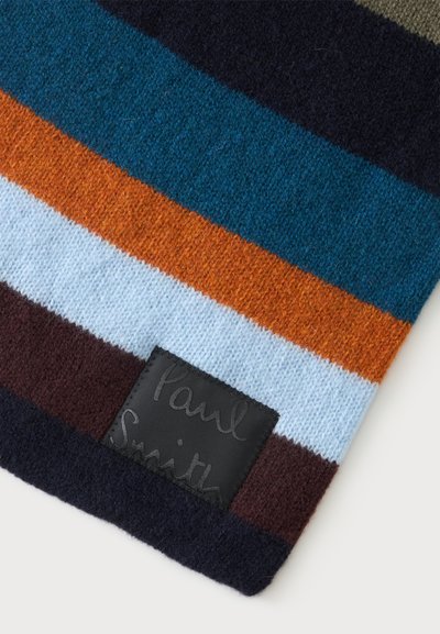 Tissu en maille de laine rayé avec des bandes horizontales bleu marine, sarcelle, orange, bleu clair et marron, avec une étiquette rectangulaire noire à texte embossé.