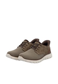Sneaker in rete e scamosciato marrone con punta tonda, chiusura con lacci e suola flessibile bianca. Parte superiore testurizzata e dettagli a contrasto.