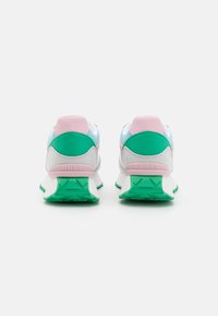 Sneakers multicolori con un design bianco, rosa e verde, realizzati in materiale mesh e sintetico, con dettagli di marca sul tallone.