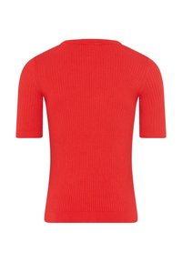 Rode ribgebreide top met korte mouwen, met een ronde halslijn en een aansluitende pasvorm, die een gladde textuur en een consistent patroon laat zien.