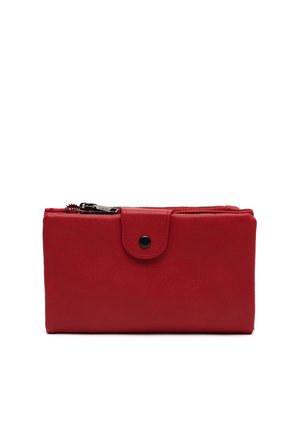Portefeuille rectangulaire en cuir rouge avec une fermeture éclair sur le dessus, rabat avant à bouton-pression et texture lisse sur fond blanc.