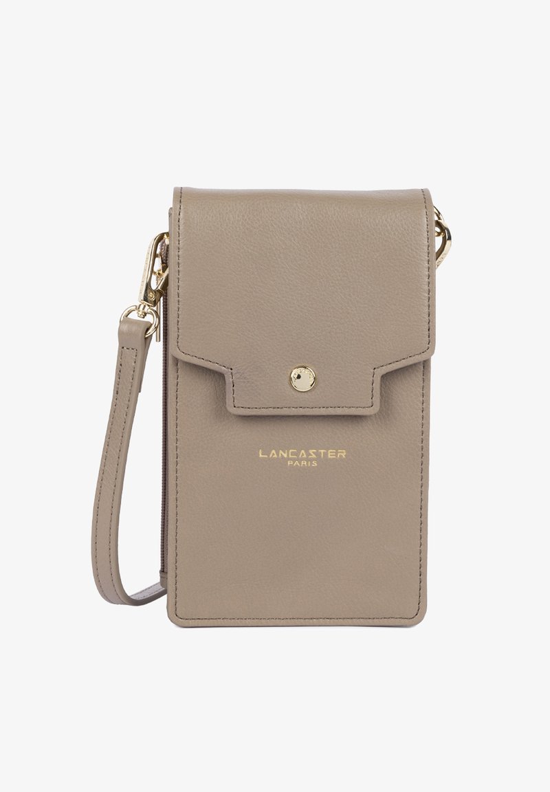 Borsa a tracolla in pelle beige con chiusura a scatto, logo impresso e tracolla staccabile. Texture liscia e design rettangolare minimalista.