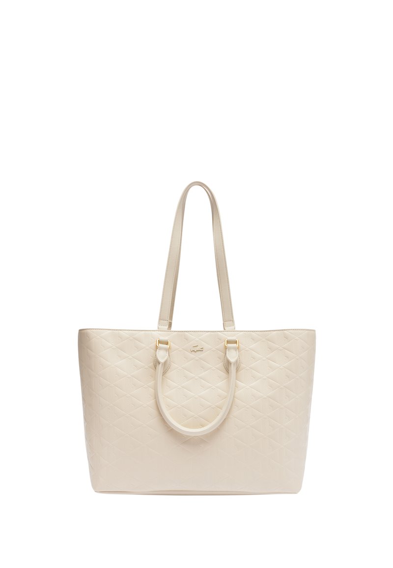 Sac fourre-tout en simili cuir beige matelassé, doté de deux poignées, d'accents dorés et d'un motif en losanges sur l'extérieur.