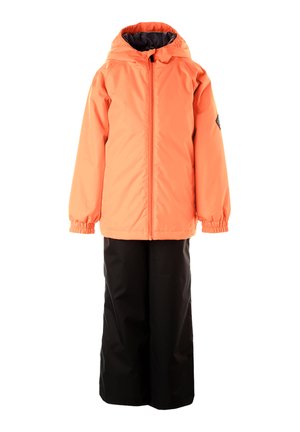 Oranje waterdichte jas met capuchon en een ritssluiting aan de voorkant, gecombineerd met zwarte waterdichte broek. Voorzien van elastische manchetten en zijzakken.