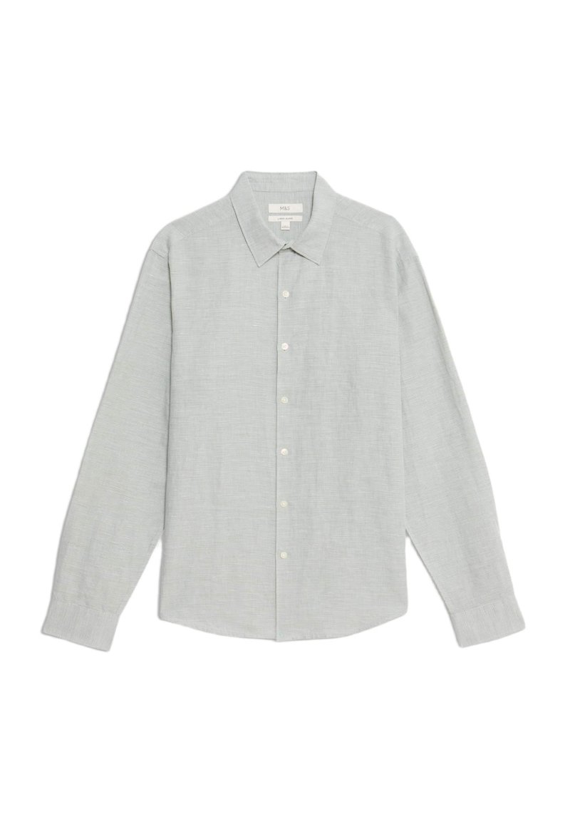 Camisa de manga larga gris claro con cuello abotonado, hecha de una tela texturizada, con seis botones frontales y puños rectos.