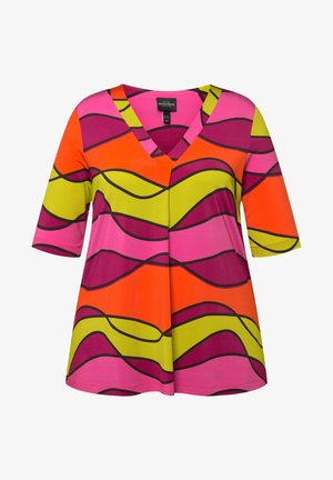 Túnica de colorido escote en V con un patrón de olas en rosa, naranja, verde y púrpura. Manga corta y un corte relajado, con una textura de tela suave.