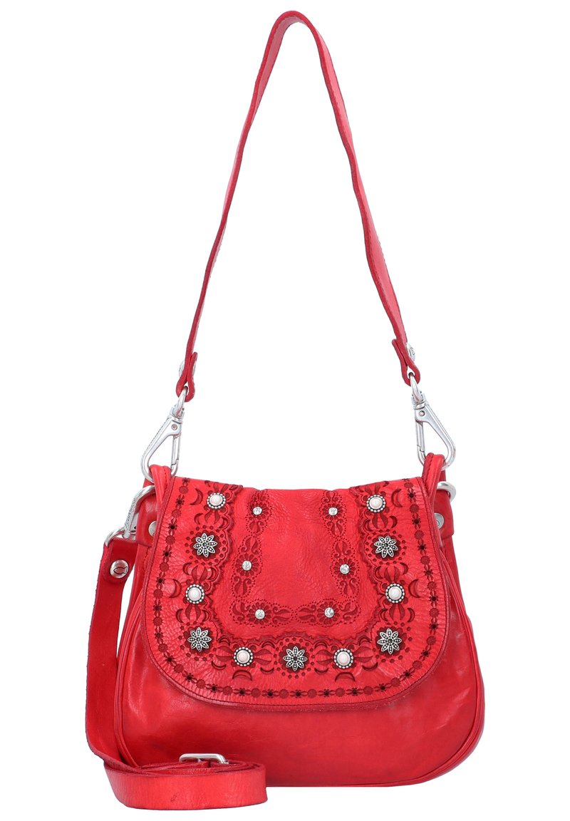 Bolso cruzado de cuero rojo con bordados, acentos de tachuelas y forma curva. Correa ajustable con herrajes en plata y detalles intrincados.