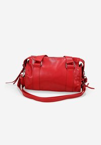 Bolso de mano de cuero rojo con forma cilíndrica, cierre de cremallera, asas dobles y correa de hombro ajustable con acentos metálicos.
