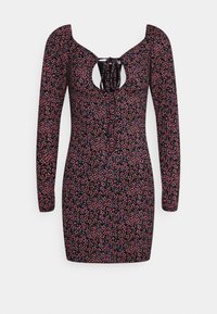 Vestido de mangas longas em tecido escuro com padrão floral em rosa, azul e verde. Apresenta um decote arredondado e fecho nas costas com laço.