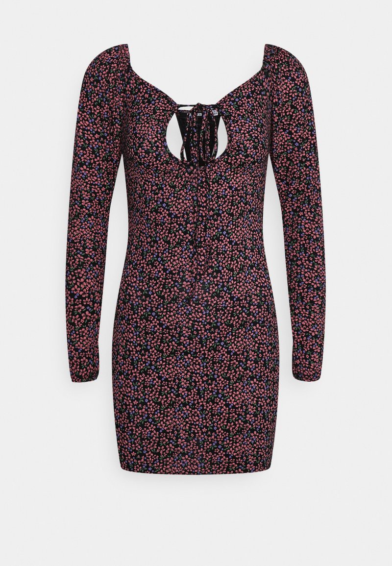 Vestido de mangas longas em tecido escuro com padrão floral em rosa, azul e verde. Apresenta um decote arredondado e fecho nas costas com laço.