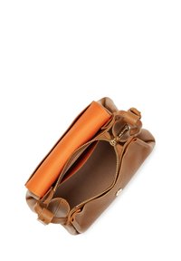 Sac à main en cuir marron avec un rabat orange, doté d'une fermeture éclair et de quincaillerie dorée. L'intérieur est beige, présentant une texture lisse.