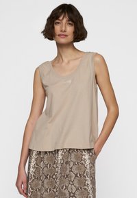 Top senza maniche beige con scollatura a girocollo e accenti a coste sottili. Tessuto morbido, leggero, presenta il logo "10 DAYS" sul davanti.