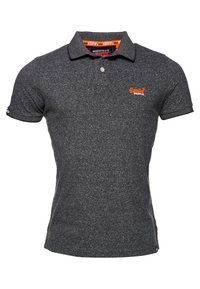Tmavě šedá polo košile vyrobená z bavlněné směsi; má klasický límec, krátké rukávy a oranžové logo na levé části hrudi.