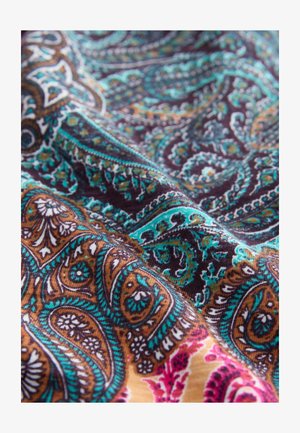 Tessuto paisley colorato con motivi intricati in tonalità di turchese, marrone e fucsia su uno sfondo scuro. Texture morbida.