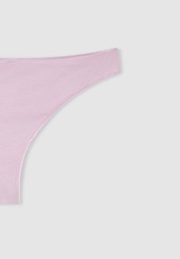 Perizoma rosa chiaro realizzato in tessuto morbido con una superficie liscia, dotato di una vita sottile e di un design a copertura minima.
