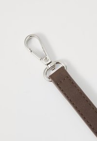 Bracelet en cuir marron avec couture, doté d'un clip en métal argenté pour attacher des objets. Design plat avec une texture lisse.