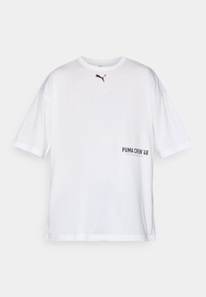 Hvit bomull t-skjorte med korte ermer og rund hals, med en liten svart Puma-logo og "PUMA CREW 48" trykket i svart på forsiden.