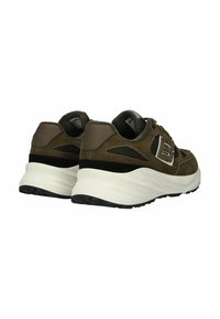 Zapatillas de ante marrón con un acabado texturizado, que presentan una suela de goma blanca y un detalle del logo plateado en el lateral. La vista trasera muestra un cuello acolchado.