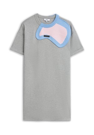 Robe grise à manches courtes avec un détail de col tricoté asymétrique bleu et rose sur l'épaule droite, ornée d'une petite étiquette noire.