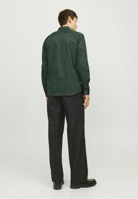 Jack & Jones PREMIUM CARDIFF - Overhemd - darkest spruce