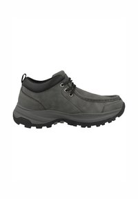 Zapato de senderismo de ante gris con acentos de cuero negro, suela de goma texturizada y ojales de metal para los cordones, con collar y lengüeta acolchados.