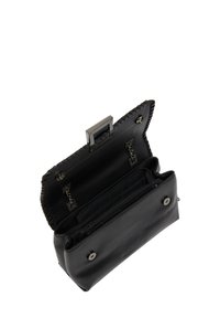 Sort læder clutch med en struktureret overflade, der har en trykknaplukning, interne rum og en metallisk detalje på toppen.